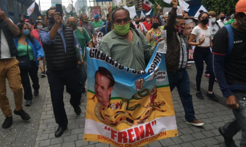 “¡Fuera FRENAAA, fuera FRENAAA!”, ciudadanos PROTESTAN contra plantón del Zócalo