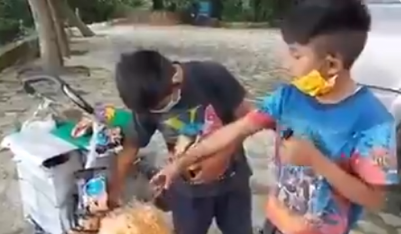 Video de NIÑOS conmueven las redes; VENDEN dulces para COMPRAR sus ÚTILESy