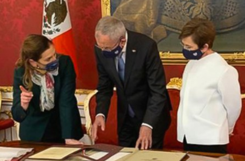 Beatriz Gutiérrez visita Austria para intentar TRAER a México el Penacho de MOCTEZUMA