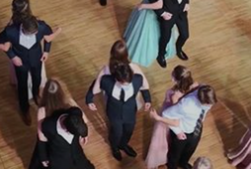 Alumnos bailan de espaldas en graduación para no contagiarse de CORONAVIRUS (Video)y