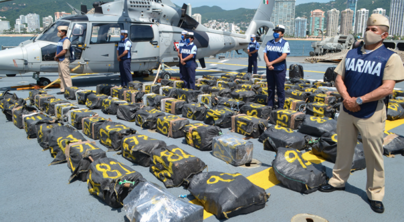 SEMAR DECOMISA 2 toneladas de cocaína que flotaba cerca del Puerto de Acapulco