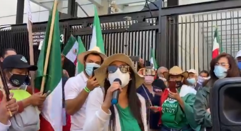Manifestantes de FRENAAA se hacen presentes en el Senado para protestar por FIDEICOMISOS (Videos)