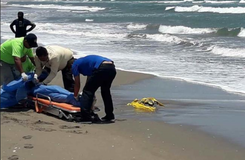 Encuentran cadáver flotando en playas de Mazatlán