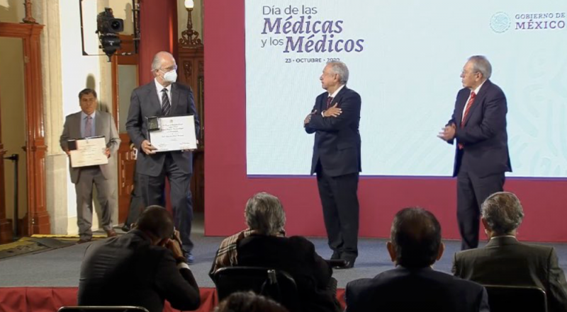 AMLO Reconoce a médicos, médicas y personal de salud: 