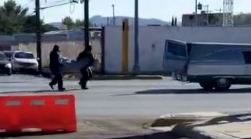 Empleados de funeraria tiran accidentalmente cuerpo de difunto ¡2 veces! en calles de Chihuahua