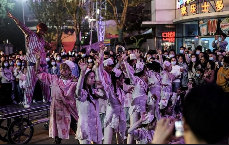 ¿Cuál pandemia? Wuhan celebra fiesta MASIVA de Halloween; redes se indignan