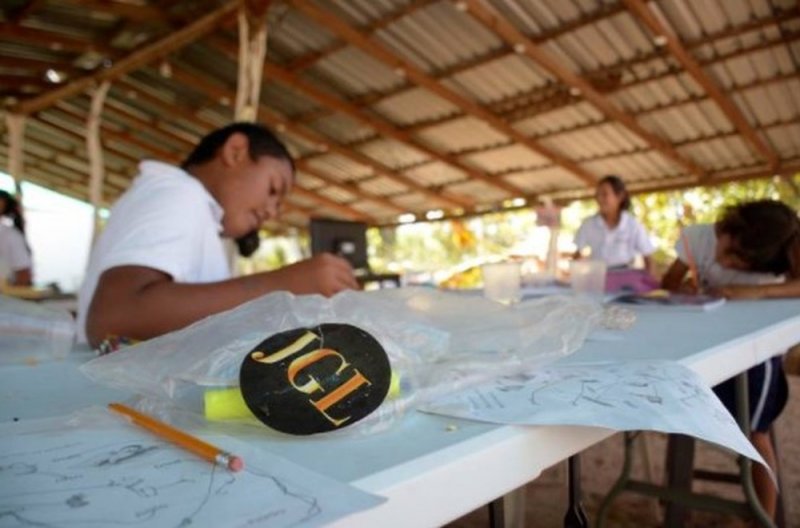 Hijos de “El Chapo” equipan escuela en Culiacán; ponen pantallas, computadoras y uniformes