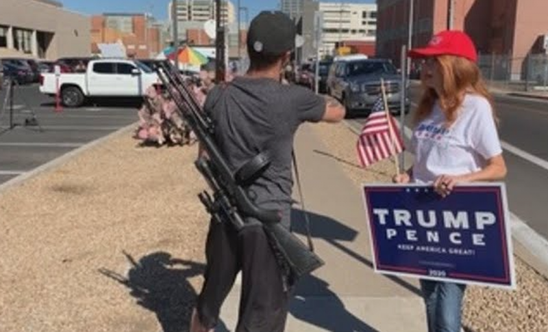 Con una AK-46, Joshua, un seguidor de Trump, vigila conteo de votos en Arizona
