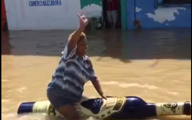 Sorprende mujer que usó botella de tequila gigante para navegar en calles inundadas de Tabasco