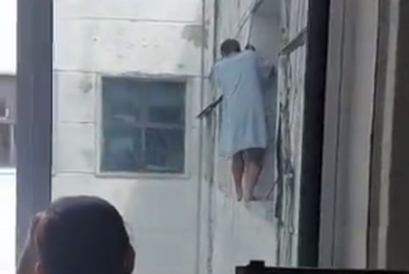 Dramático momento en hospital psiquiátrico cuando paciente se avienta de segundo piso (VIDEO)
