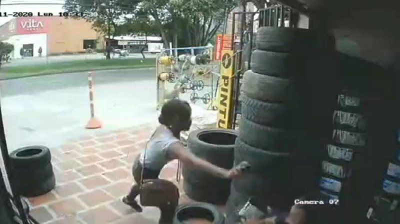 Captan momento en que mujer rocía gas pimienta a sujeto que la acosó en comercio