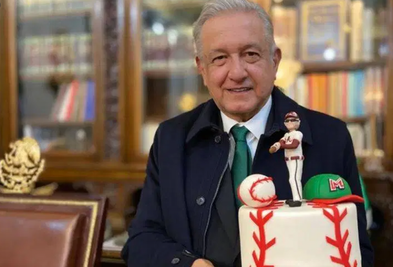 AMLO recibe pastel especial con figura de él “macaneando”