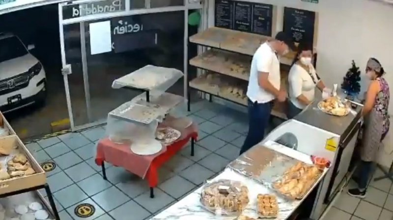 “Buenas Noches”, saluda ratero antes de asaltar panadería; mujer suplica que no se lleve su bolso