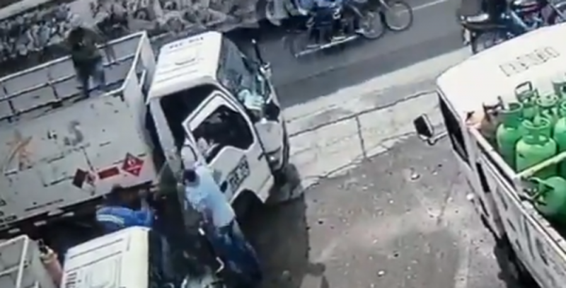 Trabajador frustra asalto al aventar tanque de gas en la cabeza al ladrón (VIDEO)