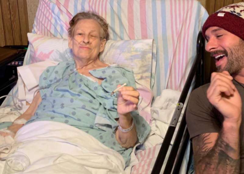 Su último “gallo”; abuelita se fuma un cigarrillo de marihuana con su nieto justo antes de morir