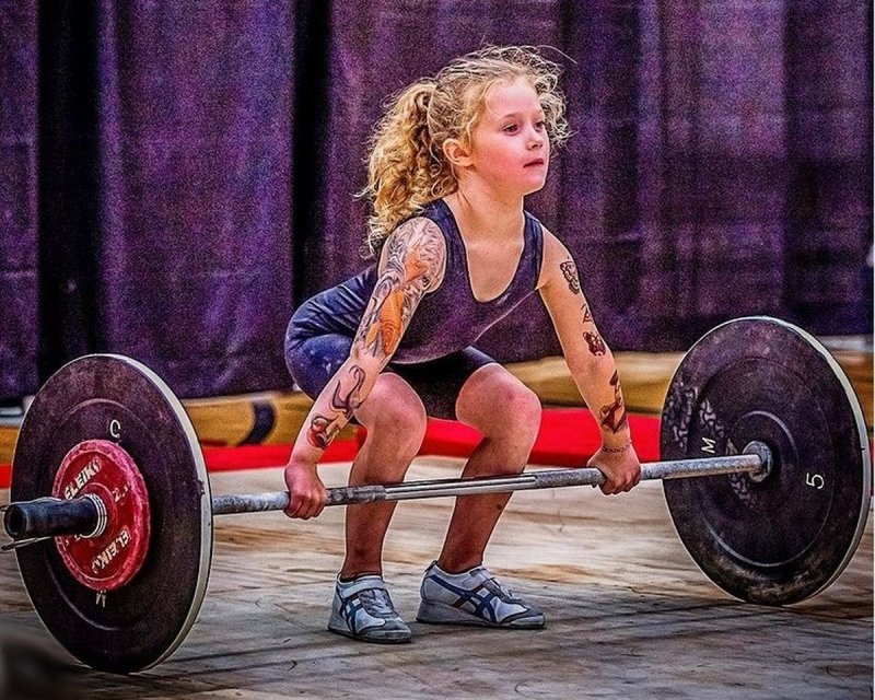 Niña de 7 años sorprende al mundo al convertirse en la más fuerte del mundo al levantar 80 kgy