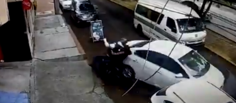 Revelan nuevo VIDEO de rateros derribados por un conductor que evitó que lo asaltaran