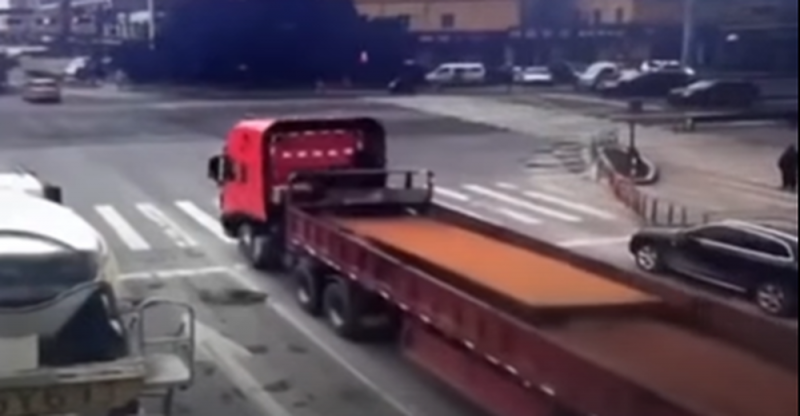 Chofer de trailer frena en seco y plancha de acero casi lo degüella (VIDEO)