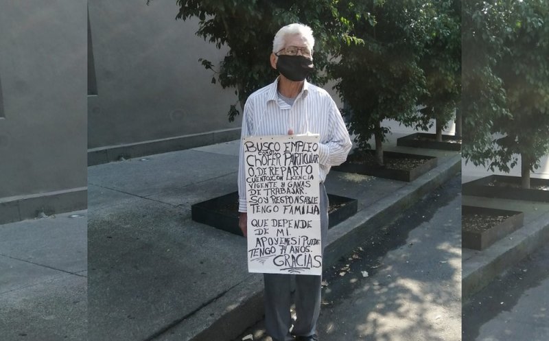 Conmueve las redes abuelito que pide trabajo como chófer con una pancarta