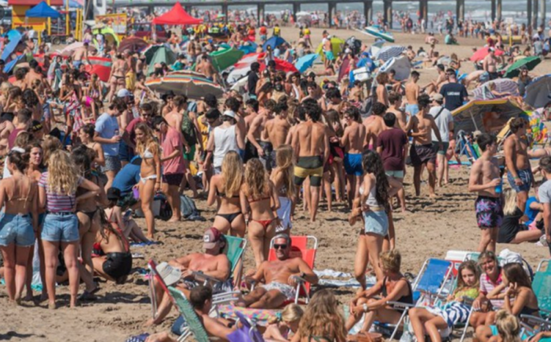 Policía DISPERSA con balas de goma a jóvenes TURISTAS que disfrutaban en esta playa
