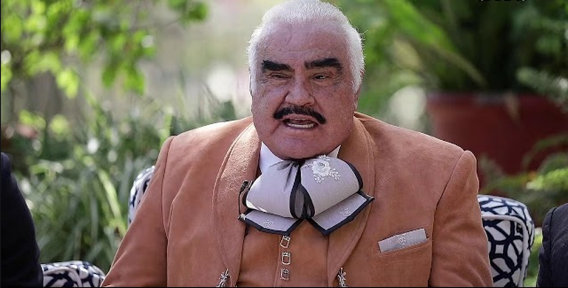 Vicente Fernández protagoniza el primer gran meme del año con su moño apretado