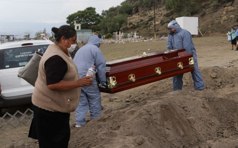 Funerarias ADVIERTEN sobre escasez de ataúdes por tendencia al alza de muertes por Covid-19 