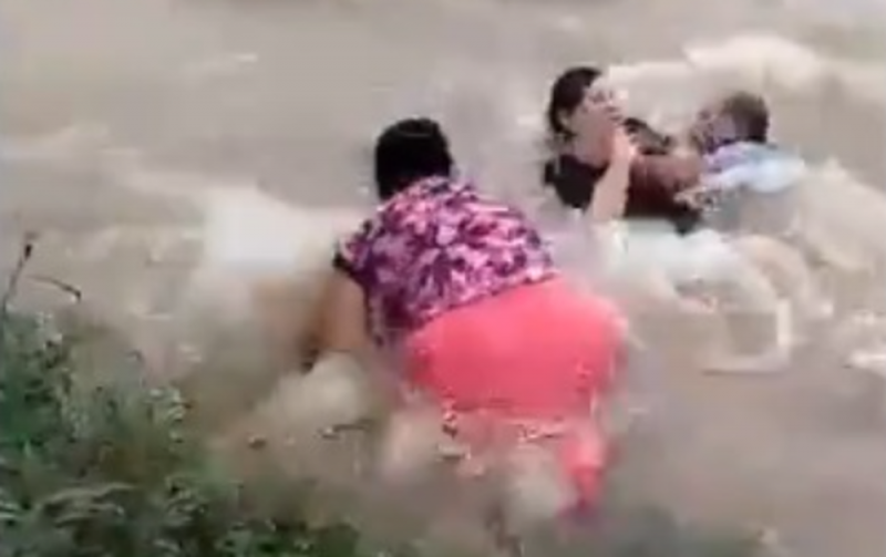  Intentan realizan bautizo en río y por poco se los lleva la corriente (VIDEO)