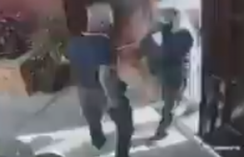 A punta de pistola, sujetos armados asaltan a abuelito en Cuernavaca (VIDEO)