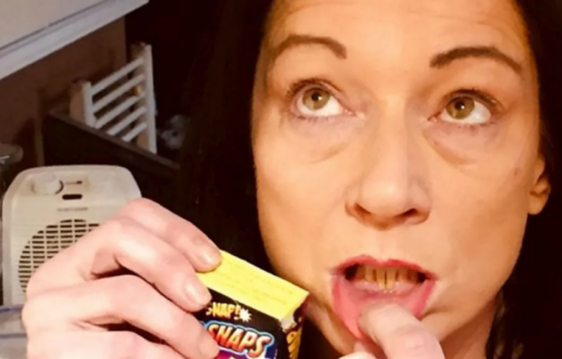 Mujer confunde dulces con “cuetitos” y sufre lesiones en la boca al explotarles