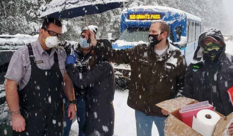 Tormenta de nieve los atrapa en la carretera, pero aprovechan para vacunarse contra Covid-19