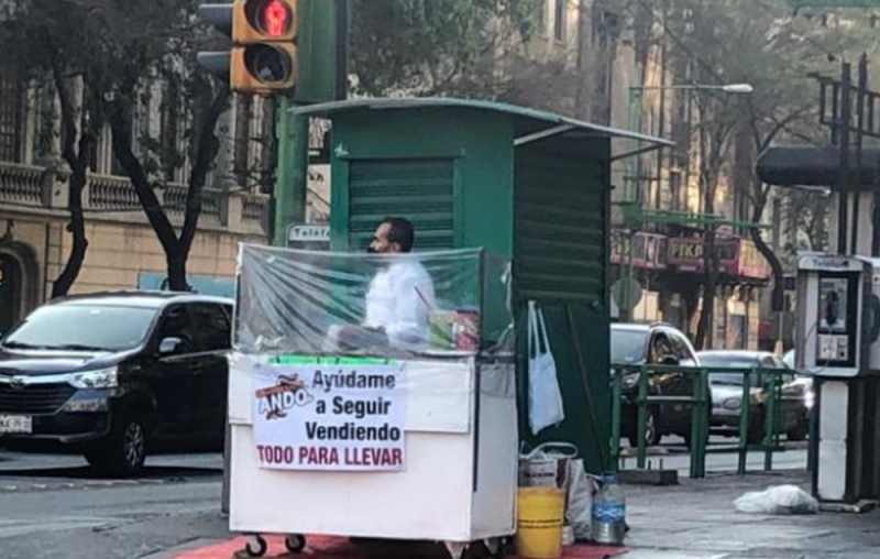 “Ayúdame a seguir vendiendo”, vendedor de hotcakes para llevar pide ayuda en Eje Central y Juárez