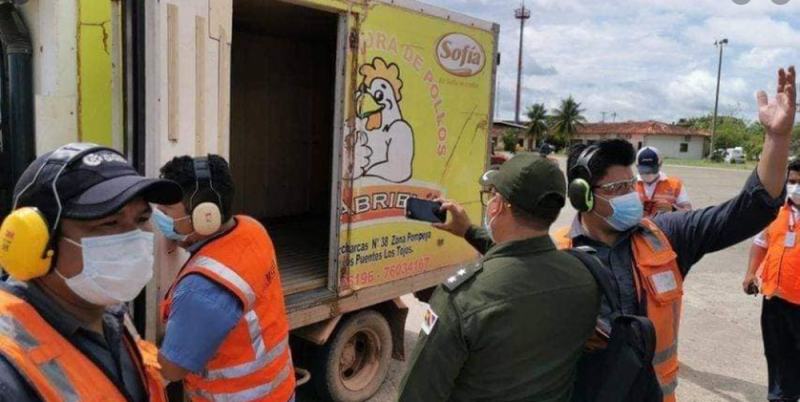 En Bolivia usan camiones de pollo refrigerado para transportar VACUNAS contra el COVID19