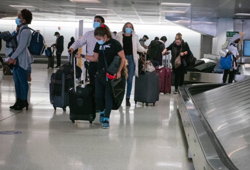 Hasta MIL 500 dólares de multa en EU si no usas cubrebocas en aeropuertos