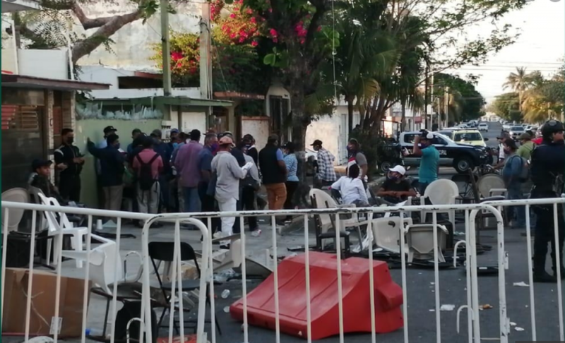 ¡No es broma! Panistas de Veracruz se agarran a “sillazos” durante elección interna