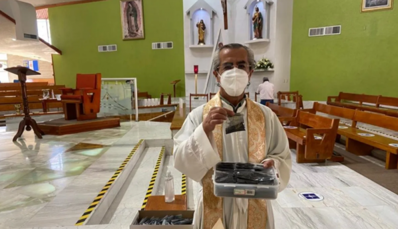 Iglesia reparte bolsitas con ceniza para conmemorar el Miércoles de Ceniza