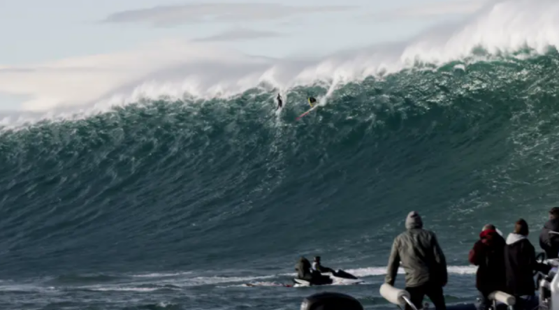 Olas de hasta 10 metros de altura sorprenden a surfistas en Oaxaca