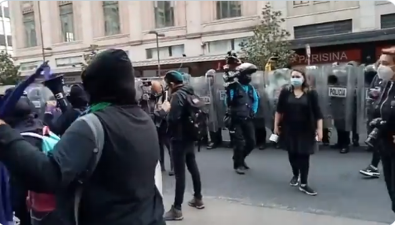 Feministas encapsuladas en calle de 20 de Noviembre.