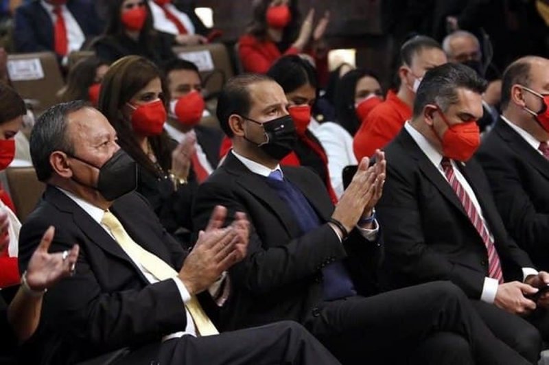 El PRI rompe alianza con PAN y PRD para votar reforma eléctrica