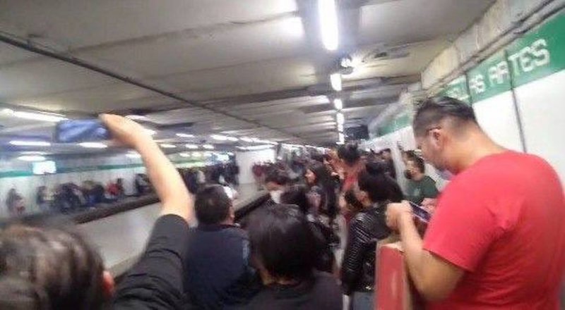 Usuarios de Metro cantan “Ni tú ni nadie” en estación Bellas Artes y se hace viral