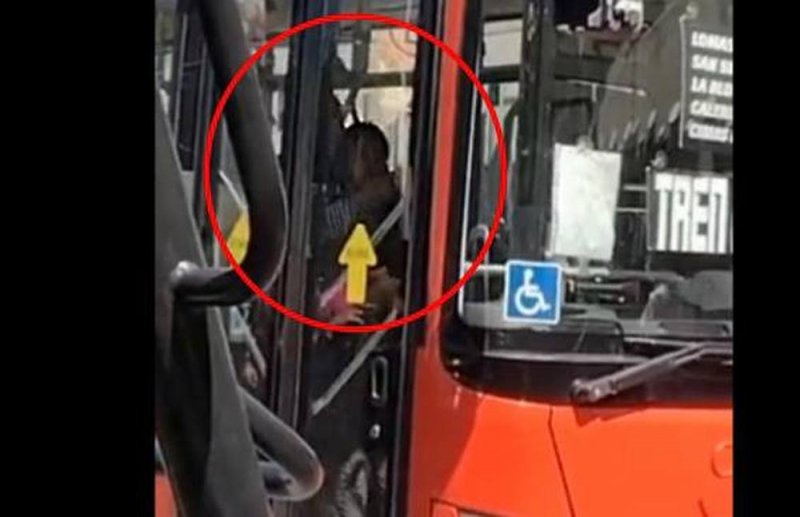 Policía abate a sujeto que tomó de rehén a su pareja en autobús de Guadalajara