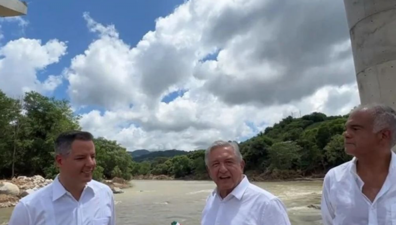 Anuncia AMLO Supercarretera que permitirá viajar en dos horas de Oaxaca a Puerto Escondido