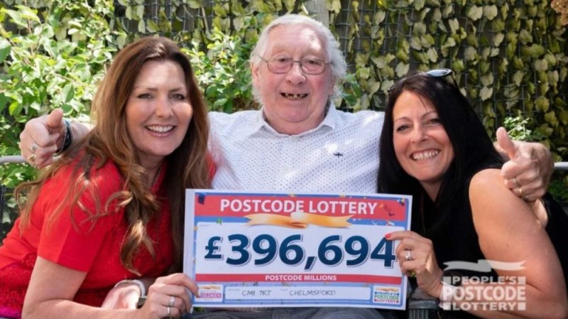 Abuelito gana la lotería con boleto que le dio su esposa fallecida