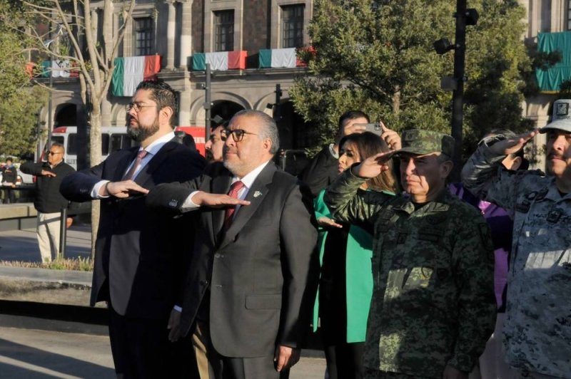 Horacio Duarte encabeza Ceremonia de Izamiento de la Bandera Nacional en Mártires de Toluca