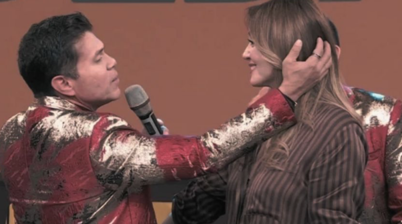Ex vocalista de La Arrolladora Banda Limón le declara su amor a Andrea Legarreta en vivo