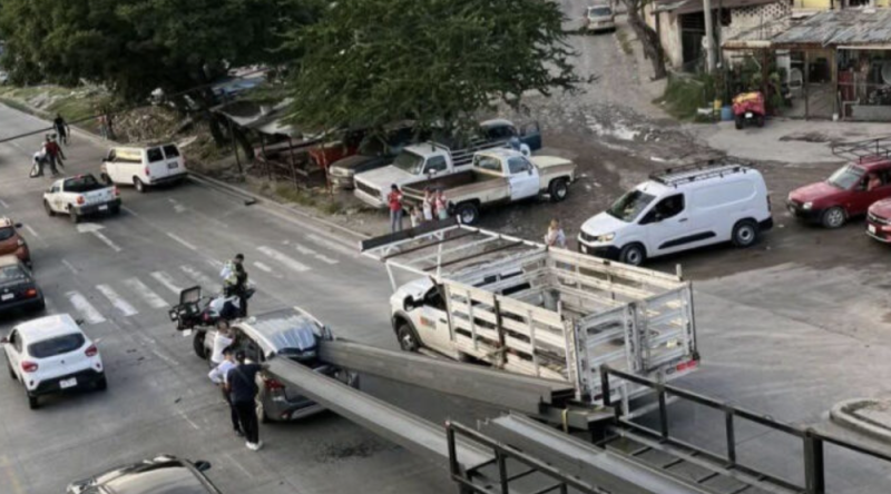 Destino final Guadalajara: Caen vigas en una camioneta en pleno Periférico