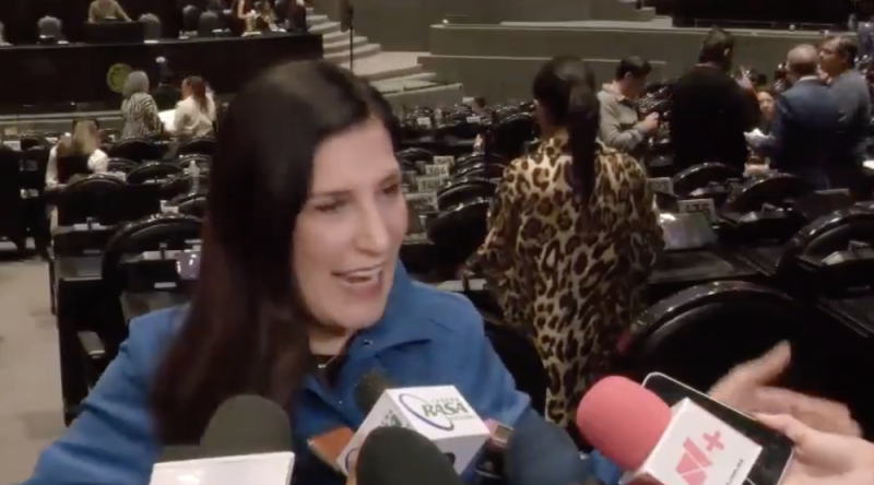 Kenia López Rabadán tiene un lapsus y se presenta como Presidenta de la República