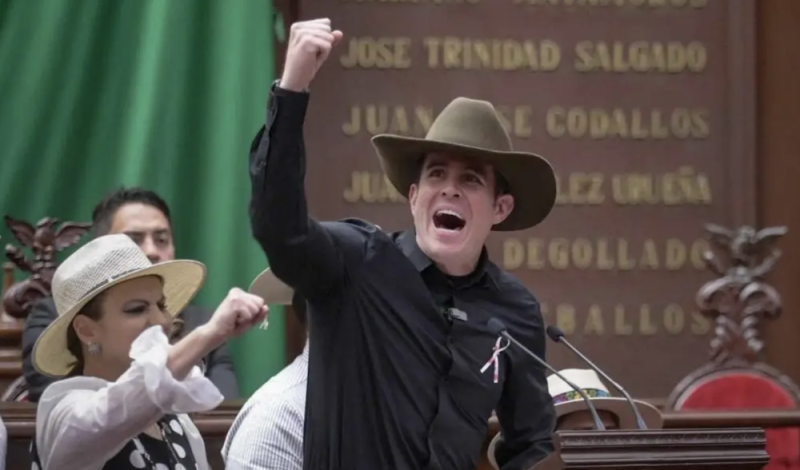 Diputado cercano a Carlos Manzo ofrece recompensas por denunciar a familiares delincuentes