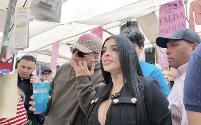 Karely Ruiz pide un descuento en Tepito y le cobran más caro