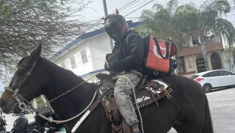 Repartidor de Didi se queda sin moto y entrega pedidos montando a caballo en NL 