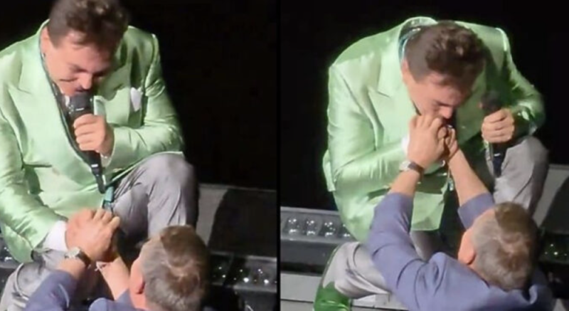  Cristian Castro detiene su concierto en Auditorio Nacional para besarle la mano a Julio C. Chávez